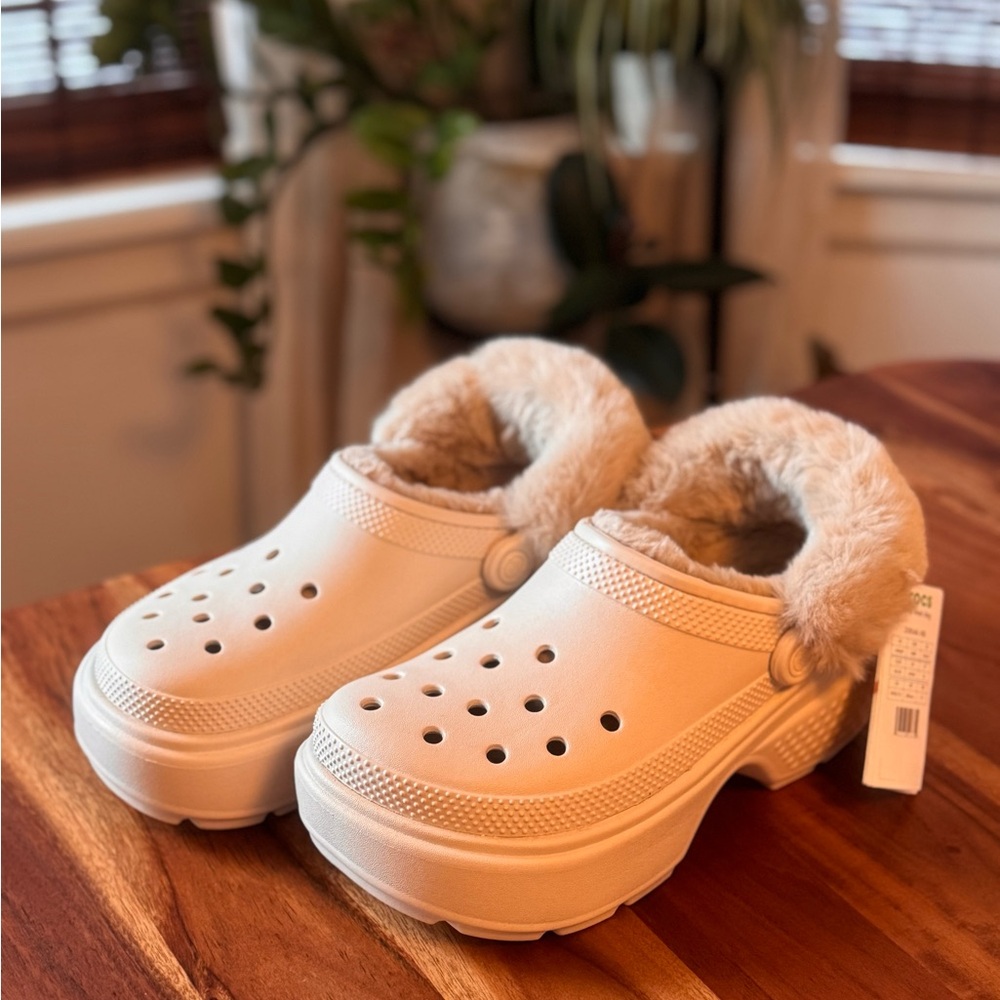 Crocs Stomp Fur Clogs NWT Stucco Size 8